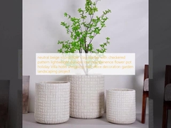 নিরপেক্ষ বেইজ গোলাকার ফাইবার ক্লে প্ল্যান্টার, চেকার্ড প্যাটার্ন সহ, হালকা ওজনের, টেকসই, কম রক্ষণাবেক্ষণযোগ্য ফুলের টব, হলিডে ভিলা, হোটেল, শপিং মল, অফিস সজ্জা, বাগান ল্যান্ডস্কেপিং প্রকল্প