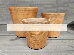 ছোট বুনন কাপড় উষ্ণ মাটিপূর্ণ বাদামী স্বরযুক্ত টেক্সচারযুক্ত ডটেড প্যাটার্নযুক্ত গোলাকার ফাইবার কাদামাটির পাত্র হালকা ওজনের টেকসই কম রক্ষণাবেক্ষণযোগ্য ফুলের টব ছুটির ভিলা অফিস সজ্জা বাগান ল্যান্ডস্কেপিং প্রকল্প