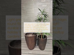 হালকা ধূসর অনুভূমিক বৃত্তাকার খাঁজ সহ ফাইবার ক্লে প্ল্যান্টার, হালকা ওজনের, টেকসই, কম রক্ষণাবেক্ষণযোগ্য ফুলের টব, হলিডে ভিলা, অফিস সজ্জা, রুফটপ গার্ডেন, ল্যান্ডস্কেপিং প্রকল্প