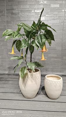 নিরপেক্ষ বেইজ নলাকার ফাইবার ক্লে প্ল্যান্টার যার সূক্ষ্ম ফুলের নকশা রয়েছে, হালকা ওজনের, টেকসই, কম রক্ষণাবেক্ষণযোগ্য ফুলের টব, হলিডে ভিলা অফিস সজ্জা, বাগান ল্যান্ডস্কেপিং প্রকল্প